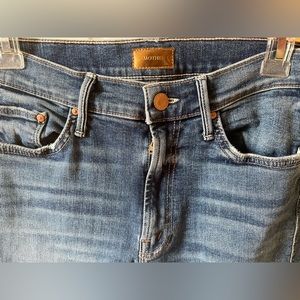 MOTHER Insider Crop Step Chew in “dancing on coals” wash